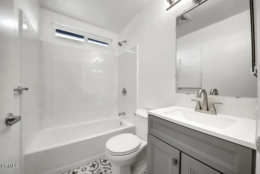 32 apt 4 bathroom MLS SIZE