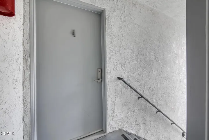 24 apt 4 front entry MLS SIZE