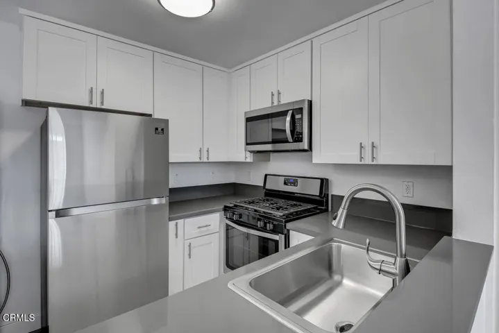 28 apt 4 kitchen MLS SIZE