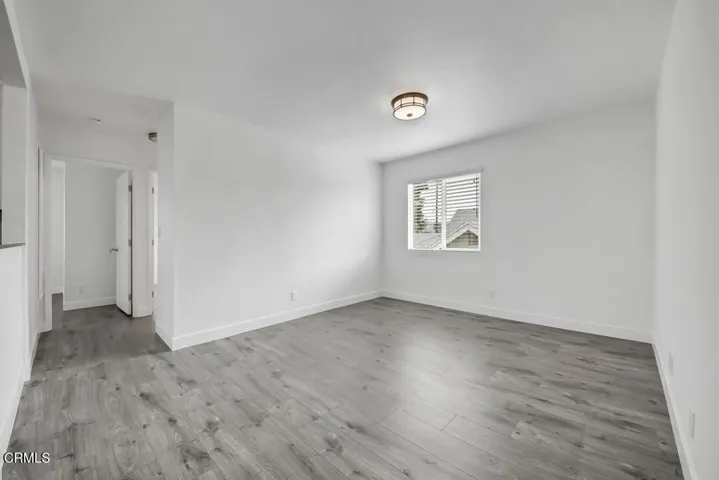 25 apt 4 living room MLS SIZE