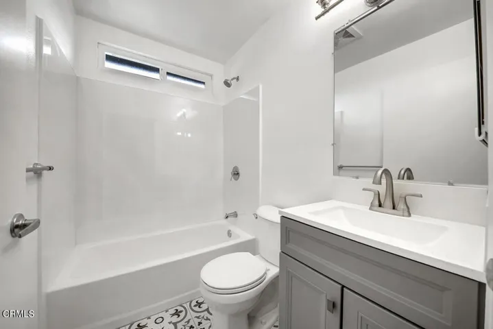 32 apt 4 bathroom MLS SIZE