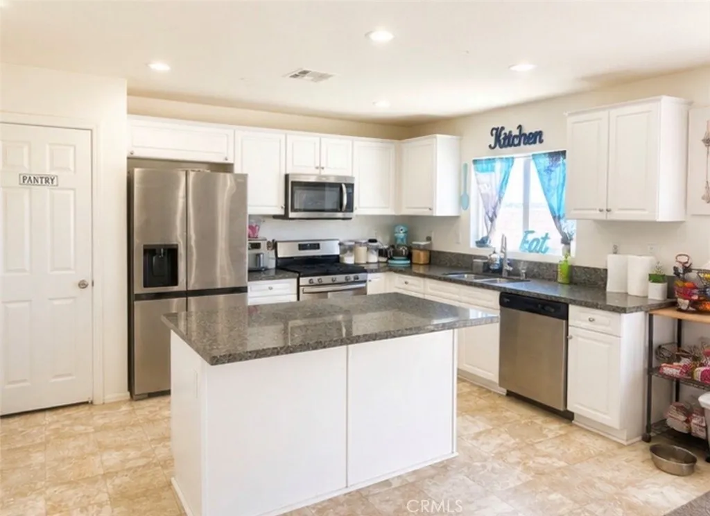 13787 Emery, Victorville, California 92392 — photo 4