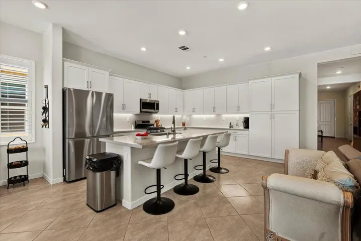 Large Island for entertaining!