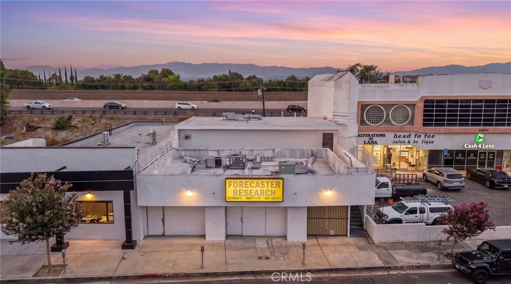 19621 Ventura Blvd