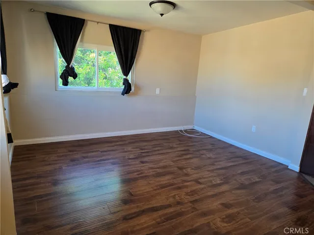 Spacious bedroom w/views of greenery