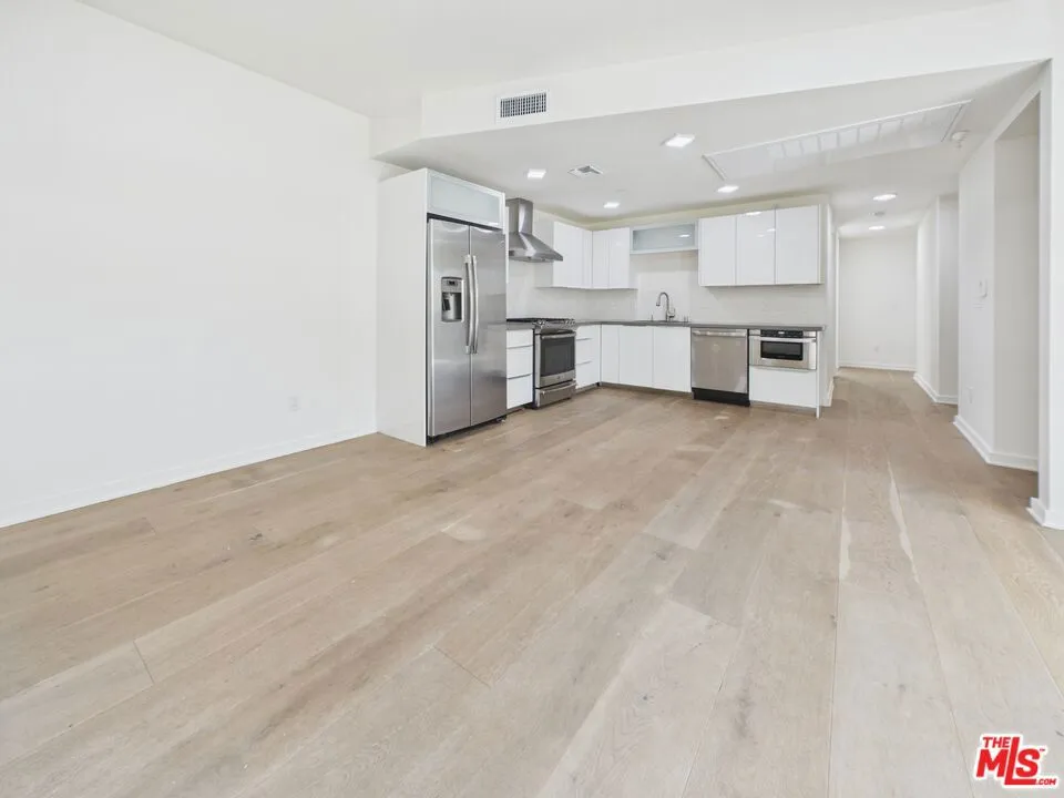 850 Crenshaw Boulevard 203, Los Angeles, California 90005 — photo 5