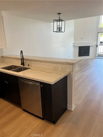 5550 Owensmouth, Woodland Hills, California 91367 — photo 5