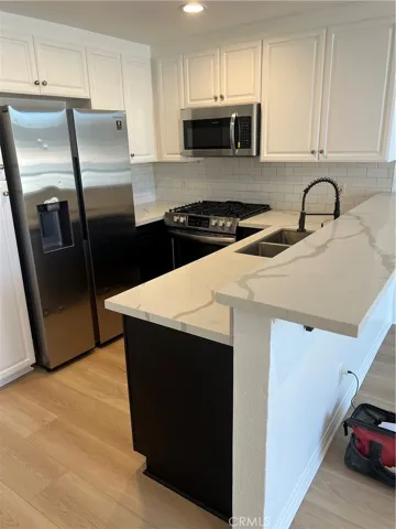 5550 Owensmouth, Woodland Hills, California 91367 — photo 4