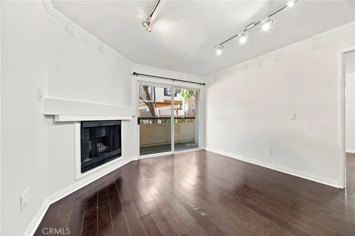 21400 Burbank 106, Woodland Hills, California 91367 — photo 4