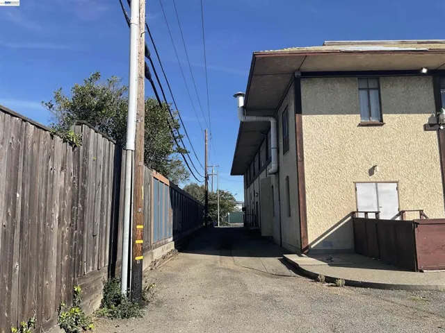 8105 Capwell Dr, Oakland, California 94621 — photo 5