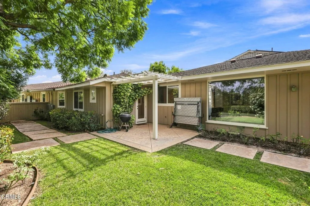 Side Yard to Kitchen Side Yard to Kitchen