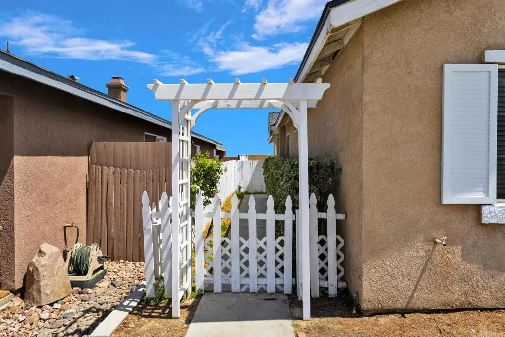 13523 Merry Oaks, Victorville, California 92392 — photo 4