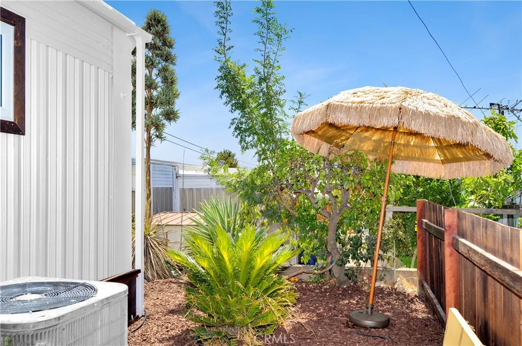 Side Yard with Fruit Tree in Back Corner. Central AC Blows Nice and Cold! Side Yard with Fruit Tree in Back Corner. Central AC Blows Nice and Cold!