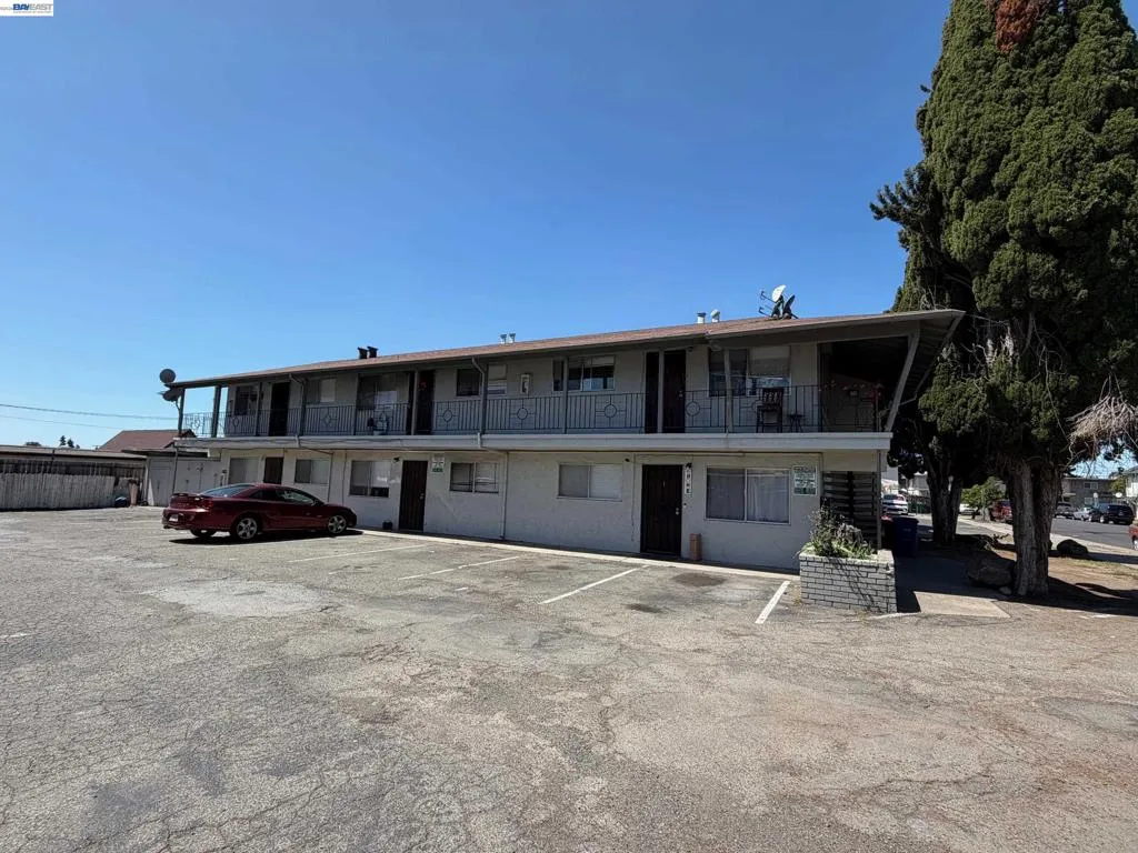 318 Dumont Ave