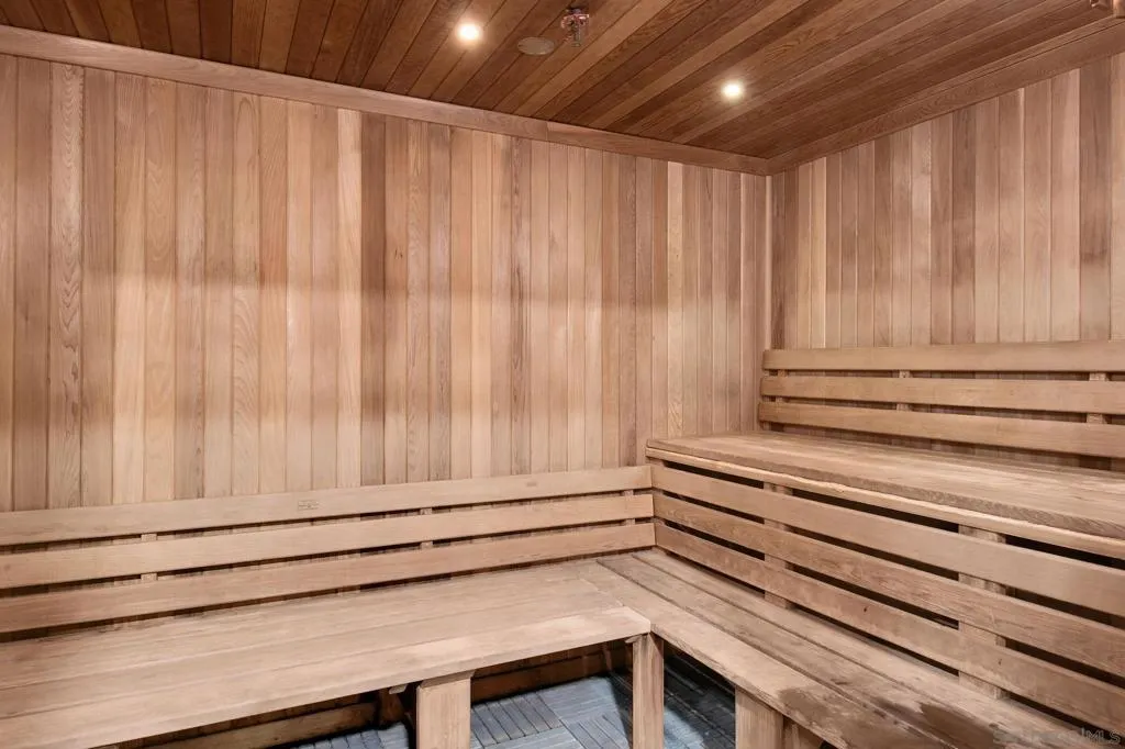 Swimming Pool/Hot Tub/Sauna Swimming Pool/Hot Tub/Sauna