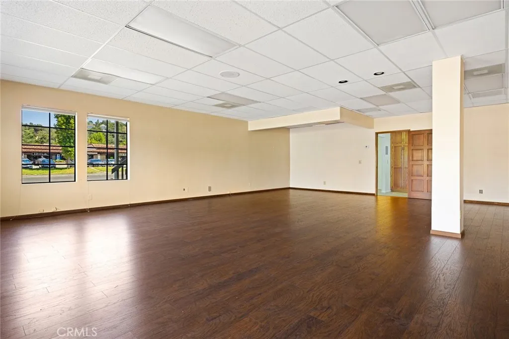 Spacious double-unit for your business needs. Spacious double-unit for your business needs.