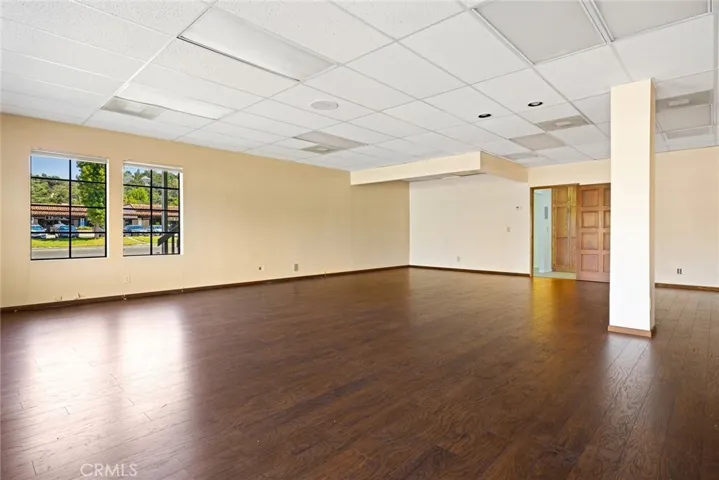 Spacious double-unit for your business needs.
