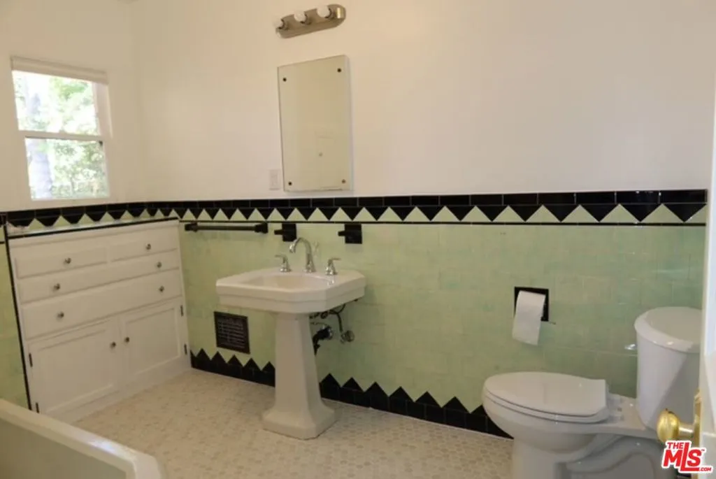Full Bathroom Full Bathroom