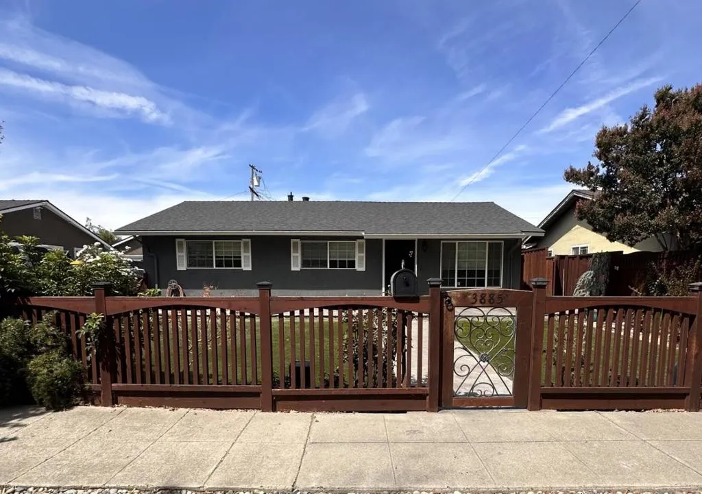 3885 Maui Dr