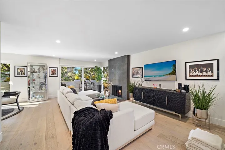 526 Vista Grande, Newport Beach, California 92660 — photo 4