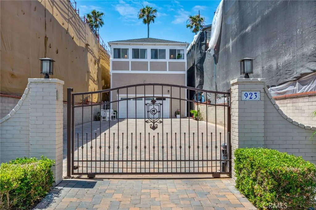 Buildable lot on the Newport Beach peninsula (pavered area only)