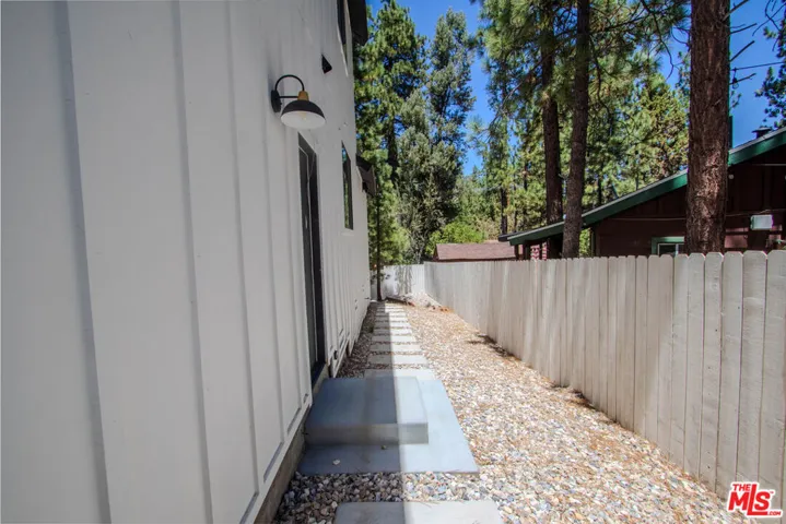225 E Aeroplane Boulevard, Big Bear City, California 92314 — photo 5