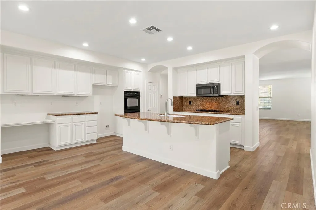 Kitchen is nicely framed by stunning dual archways. Kitchen is nicely framed by stunning dual archways.