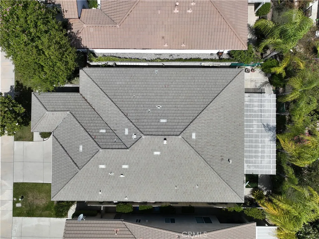 Concrete tile roof in good condition. Concrete tile roof in good condition.