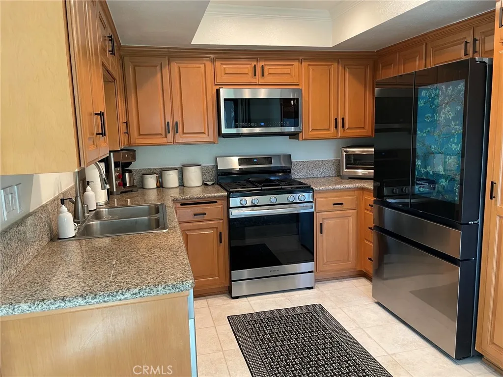 Kitchen with High-end appliances Kitchen with High-end appliances