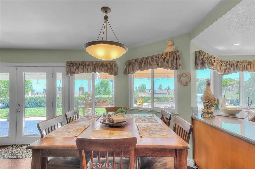 Big breakfast nook with dynamite views! Big breakfast nook with dynamite views!