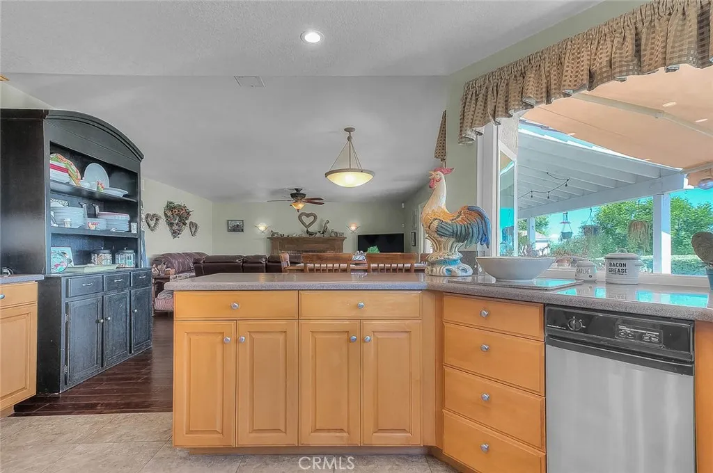 Popular design - kitchen is open to family room Popular design - kitchen is open to family room