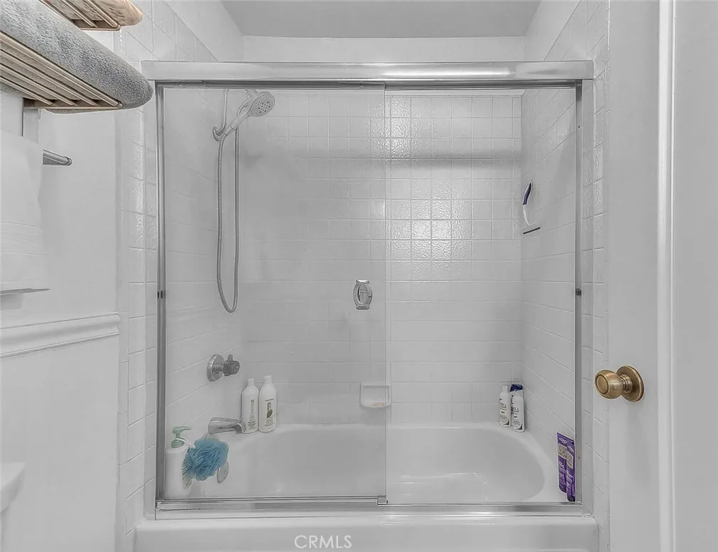 Combo bathtub shower w/a real tile surround Combo bathtub shower w/a real tile surround