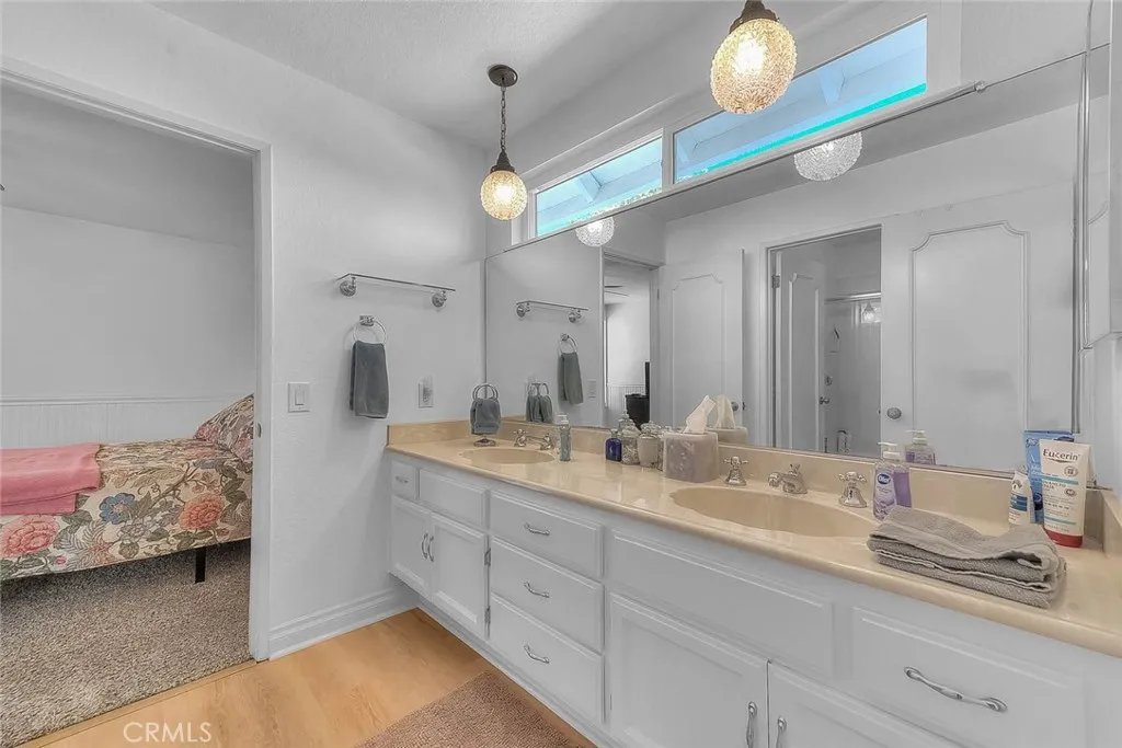 Jack & Jill bathroom to service both bedrooms Jack & Jill bathroom to service both bedrooms