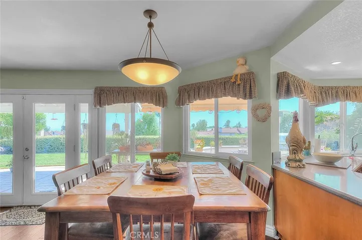 Big breakfast nook with dynamite views!