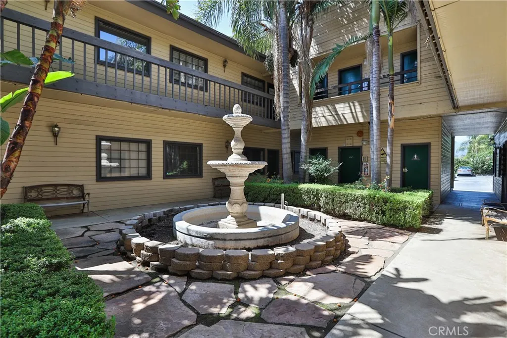1305 W Arrow