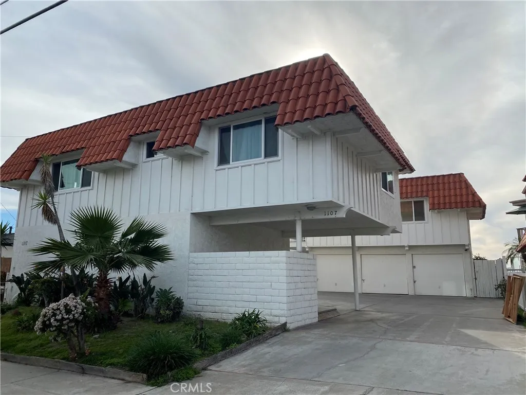 Upper unit from street view, above garages, stand alone. Upper unit from street view, above garages, stand alone.
