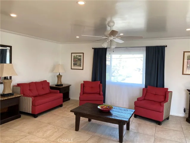 Extreamly larg family room. All hard surface floors.