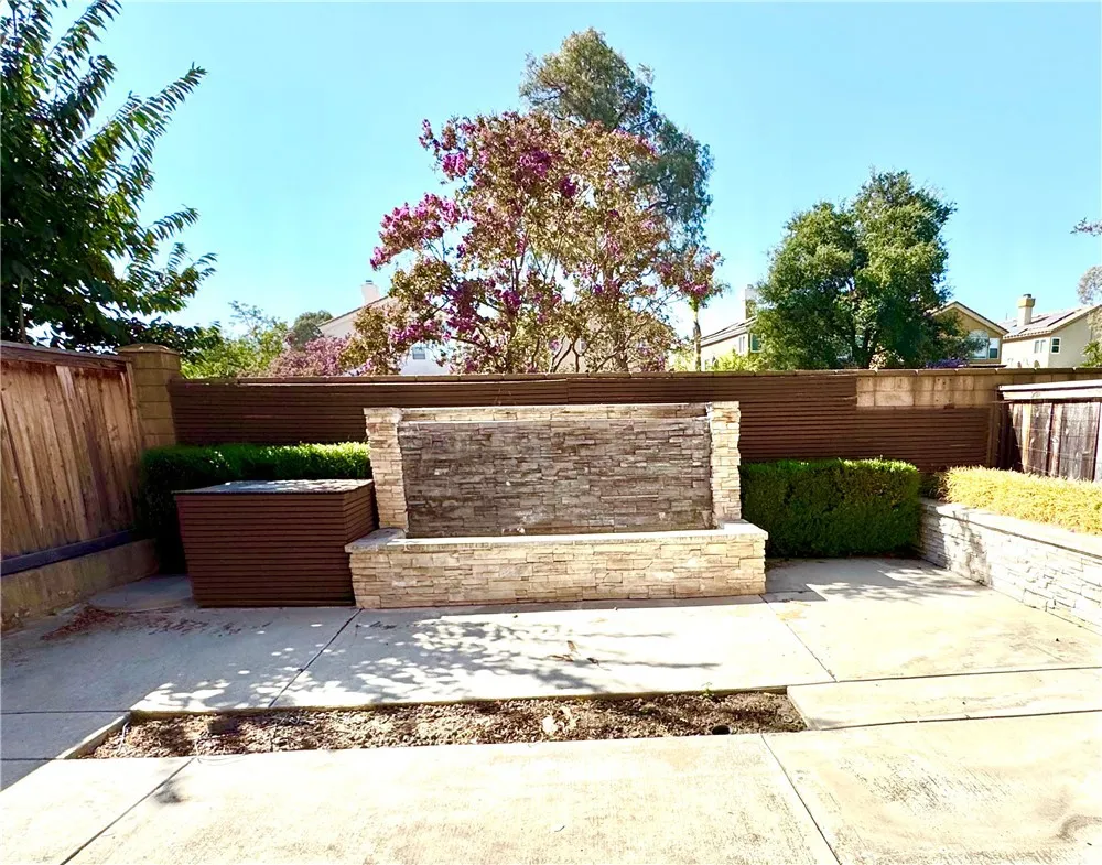 Easy maintenance backyard Easy maintenance backyard