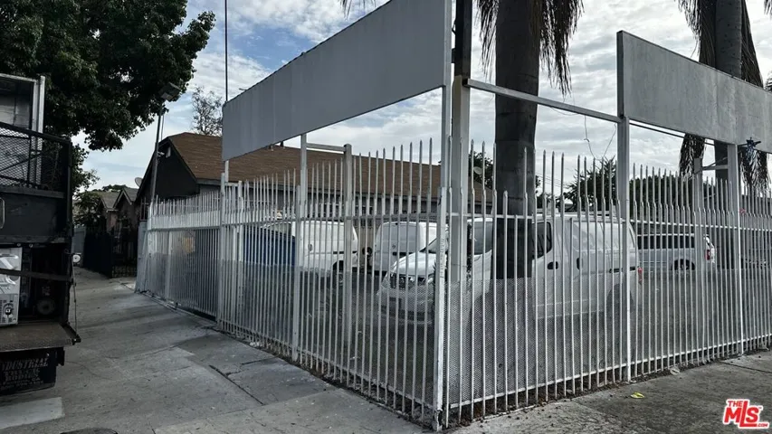 663 665 W Florence Avenue, Los Angeles, California 90044 — photo 4