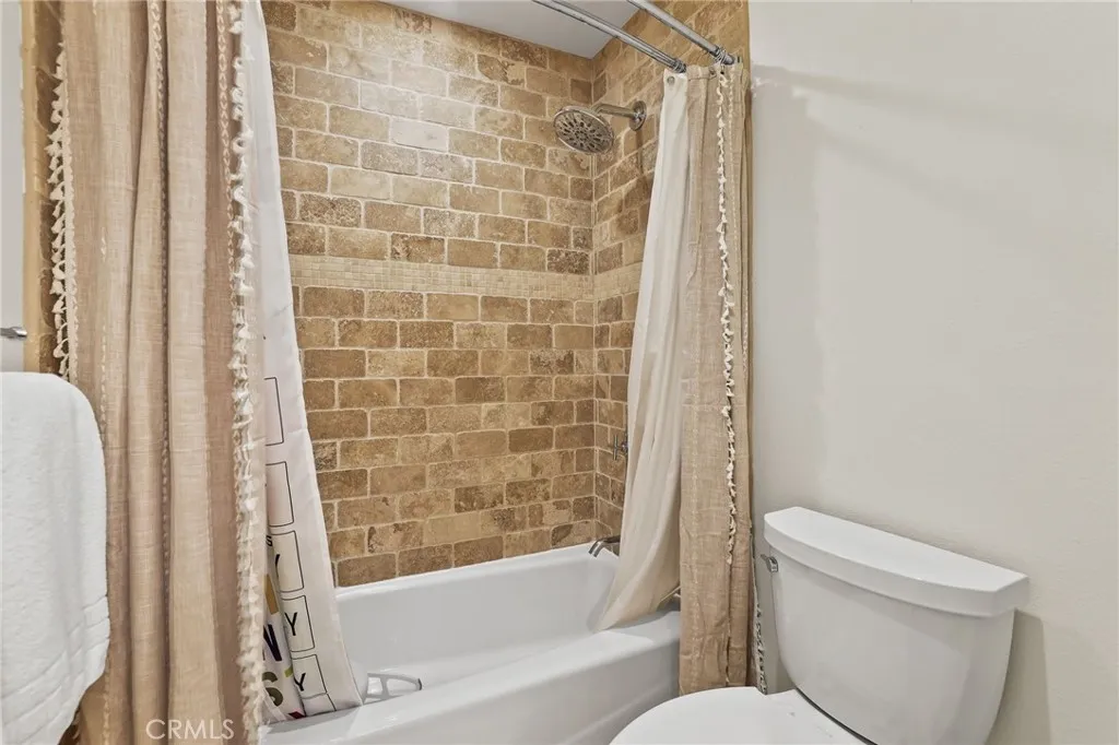 Secondary Bath with tub/shower Secondary Bath with tub/shower