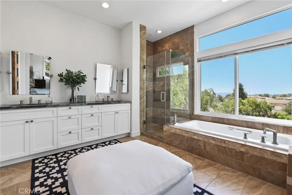 Beautifully appointed Bath with Views! Beautifully appointed Bath with Views!