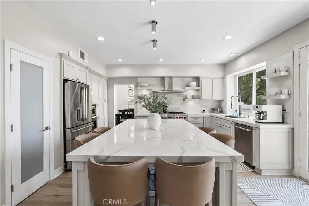 Spacious Kitchen with generous counter seating Spacious Kitchen with generous counter seating