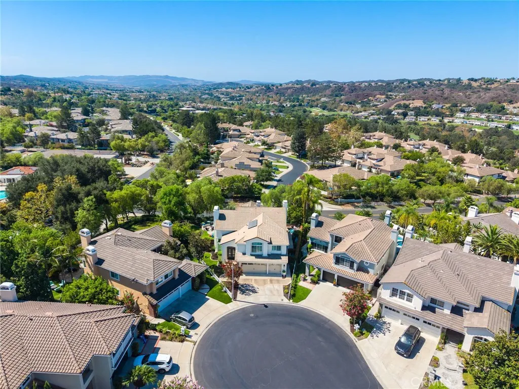 Located on a peaceful cul-de-sac Located on a peaceful cul-de-sac