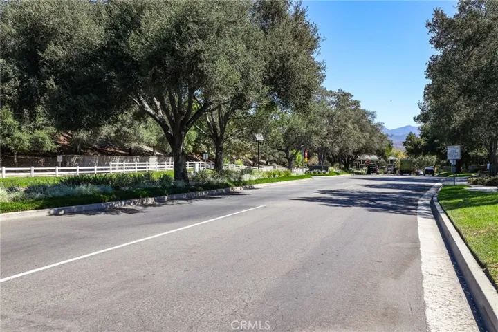 Beautifully landscaped common grounds in Coto