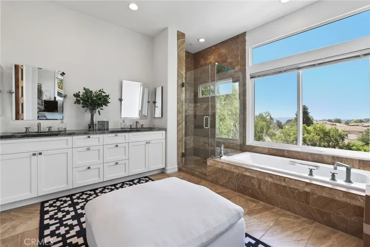 Beautifully appointed Bath with Views!