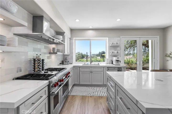 Stylish and chic modern kitchen featuring premium quartz countertops and high-end finishes.