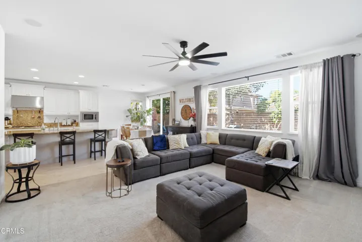 25_family room