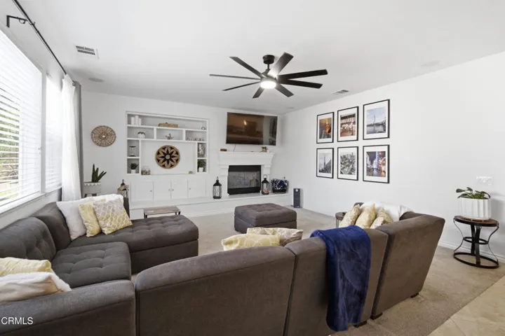 23_family room