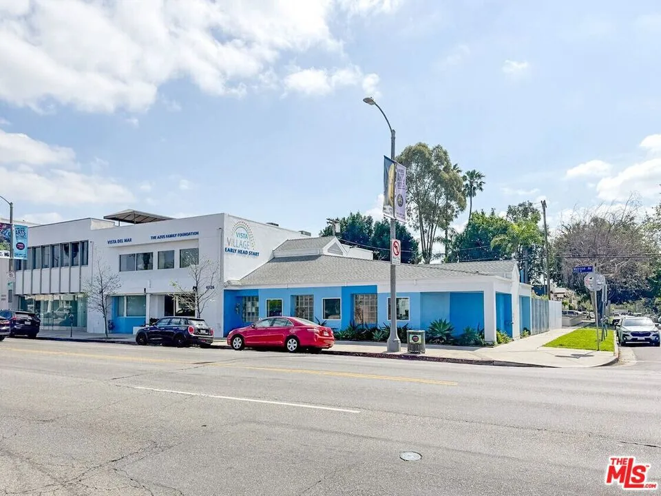6926 Melrose Ave