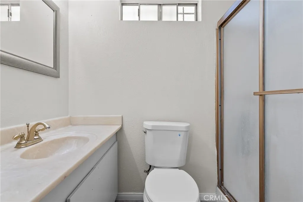 Main Bathroom Main Bathroom